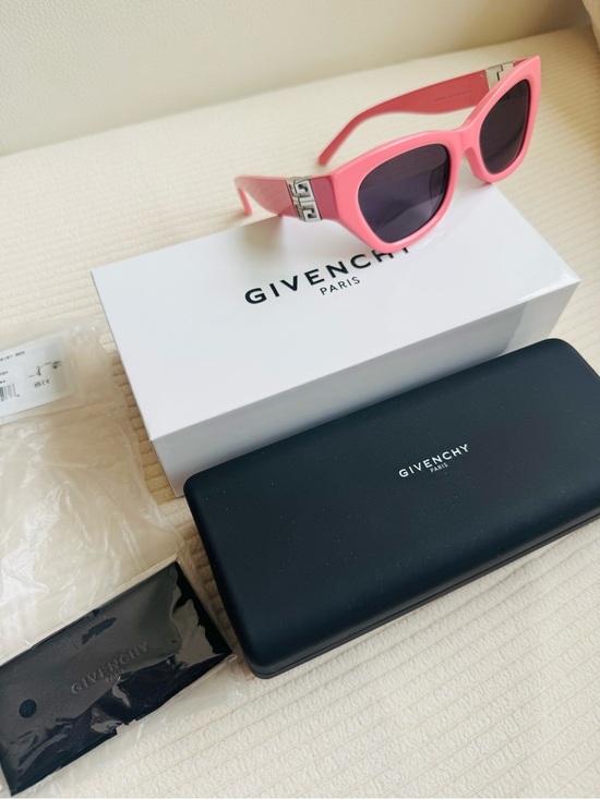Givenchy Pink Cat-Eye Sunglasses with Dark Lenses main image 10